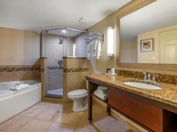 Holiday Inn Resort Orlando - Lake Buena Vista, an IHG Hotel : photo 2 de la chambre suite 1 chambre avec 2 lits queen-size et balcon - vue sur piscine