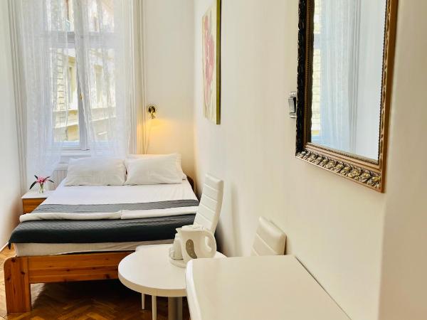 City Rooms : photo 1 de la chambre chambre double standard avec salle de bains commune