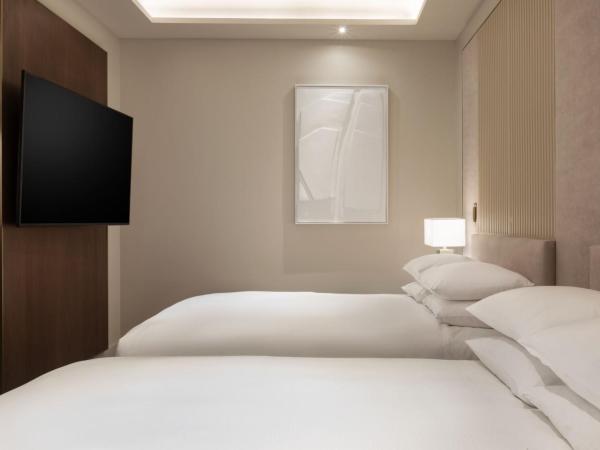 JW Marriott Hotel Madrid : photo 3 de la chambre chambre deluxe avec 2 lits queen-size - vue sur cour