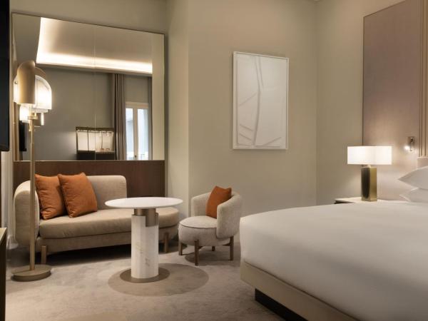 JW Marriott Hotel Madrid : photo 3 de la chambre chambre de luxe avec lit king-size et vue sur la cour