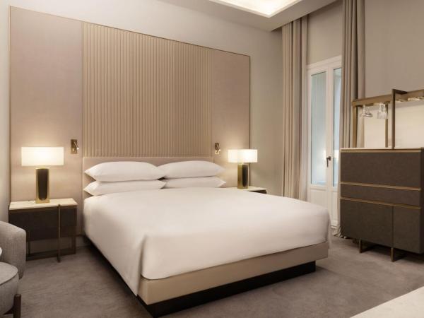 JW Marriott Hotel Madrid : photo 2 de la chambre chambre de luxe avec lit king-size et vue sur la cour