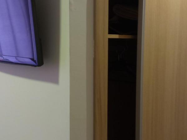 Hostal Bisbal ONLY ADULTS NO AC : photo 10 de la chambre chambre lits jumeaux