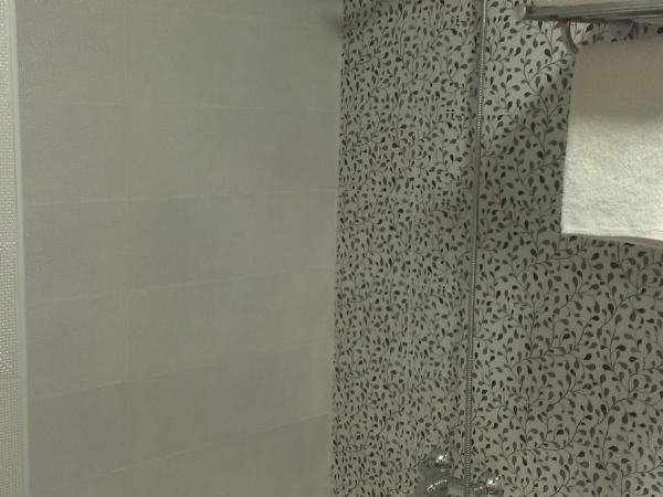 Hostal Bisbal ONLY ADULTS NO AC : photo 2 de la chambre chambre lits jumeaux