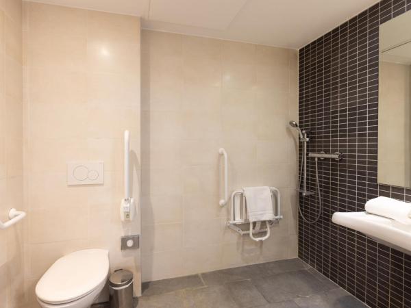 Luxotel Cannes : photo 5 de la chambre chambre double accessible aux personnes à mobilité réduite - vue sur jardin