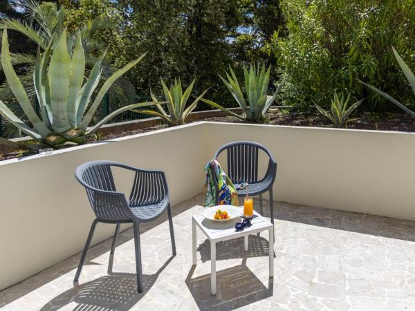 Luxotel Cannes : photo 3 de la chambre chambre double accessible aux personnes à mobilité réduite - vue sur jardin