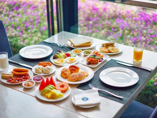 Four Points by Sheraton Hainan, Sanya : photo 3 de la chambre premium ocean view room,guest room, 1 king, ocean view, high floor, balcony