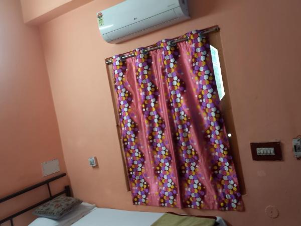 Govind Hotel : photo 2 de la chambre chambre double avec salle de bains privative