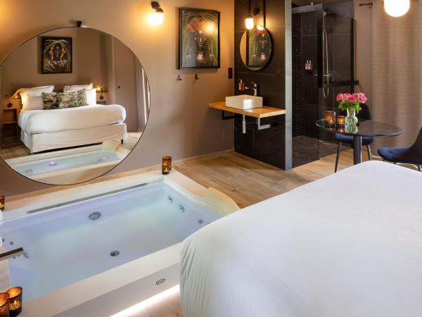 Bastide de Damien : photo 7 de la chambre chambre lit king-size avec baignoire spa