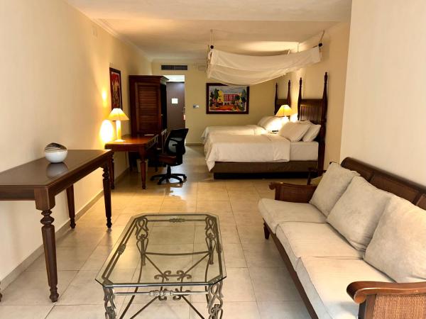 Holiday Inn Merida, an IHG Hotel : photo 2 de la chambre suite lit queen-size