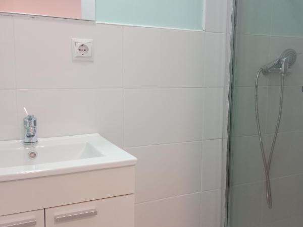 AMRoom - Santander : photo 8 de la chambre chambre double avec salle de bains privative