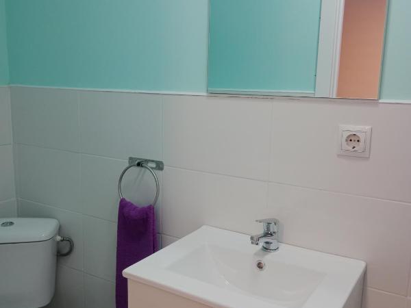 AMRoom - Santander : photo 9 de la chambre chambre double avec salle de bains privative
