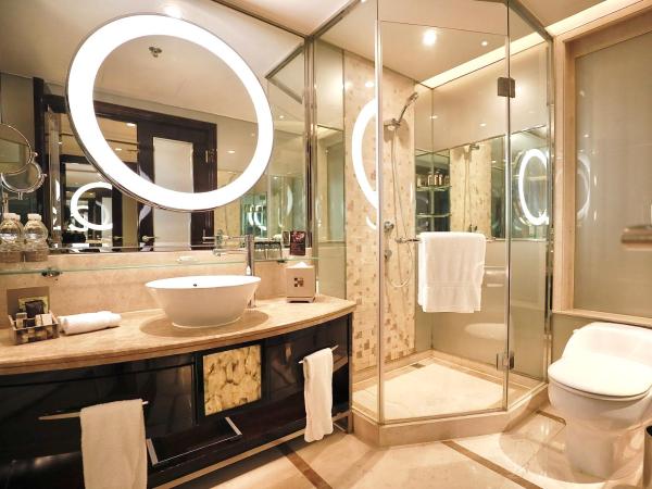 Renaissance Shanghai Pudong Hotel : photo 1 de la chambre chambre deluxe avec 1 lit king-size