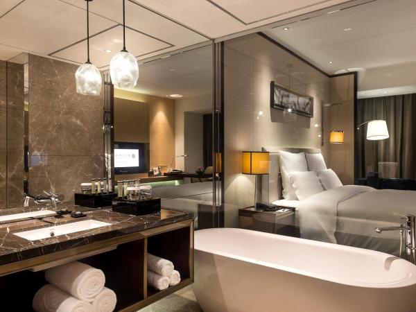 Pullman Guangzhou Baiyun Airport : photo 4 de la chambre chambre lit king-size exécutive avec vue et accès au salon