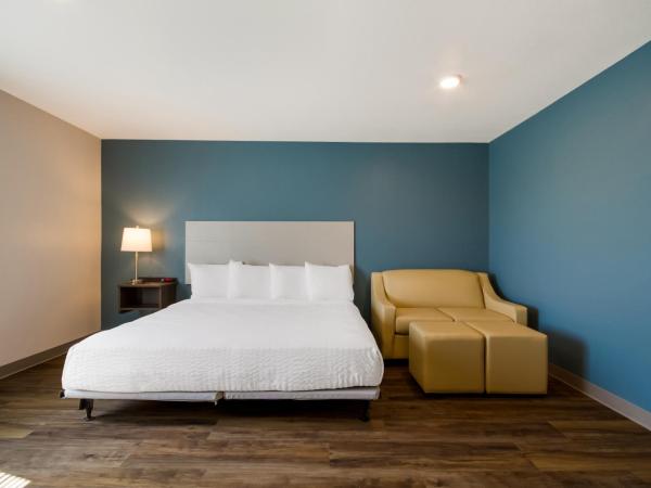 WoodSpring Suites Panama City Beach : photo 8 de la chambre suite lit king-size avec canapé - accessible aux personnes à mobilité réduite - non-fumeurs