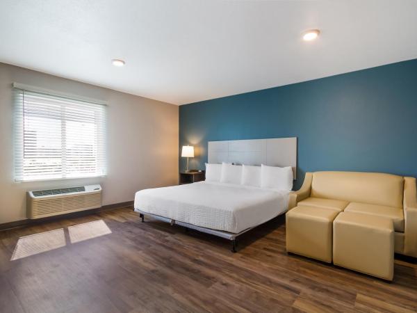 WoodSpring Suites Panama City Beach : photo 6 de la chambre suite lit king-size avec canapé - accessible aux personnes à mobilité réduite - non-fumeurs