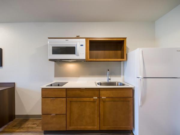 WoodSpring Suites Panama City Beach : photo 1 de la chambre suite lit king-size avec canapé - accessible aux personnes à mobilité réduite - non-fumeurs