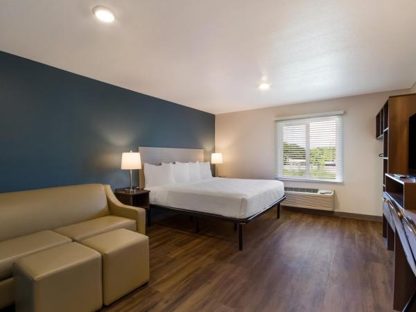 WoodSpring Suites Panama City Beach : photo 2 de la chambre suite lit king-size avec canapé - accessible aux personnes à mobilité réduite - non-fumeurs