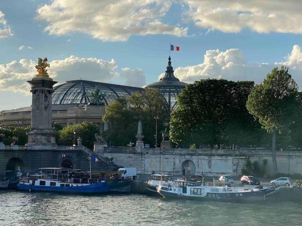 Péniche de charme au pont Alexandre III : photo 1 de la chambre mobile home