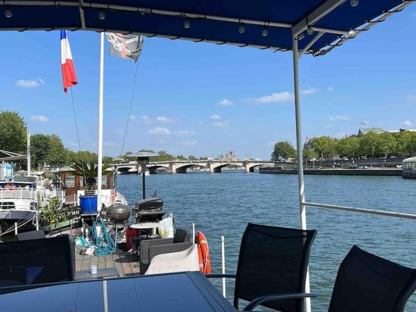 Péniche de charme au pont Alexandre III : photo 2 de la chambre mobile home