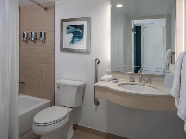 Four Points by Sheraton Suites Tampa Airport Westshore : photo 2 de la chambre one-bedroom deluxe king suite with sofa bed and roll-in shower - mobility accessible