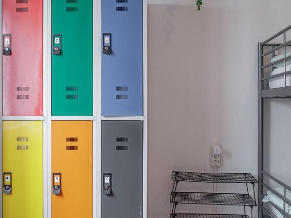 Travel & Live Porto Hostel : photo 5 de la chambre lit simple dans dortoir pour femmes