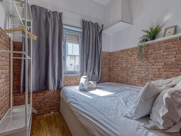 Travel & Live Porto Hostel : photo 2 de la chambre chambre double avec salle de bains privative