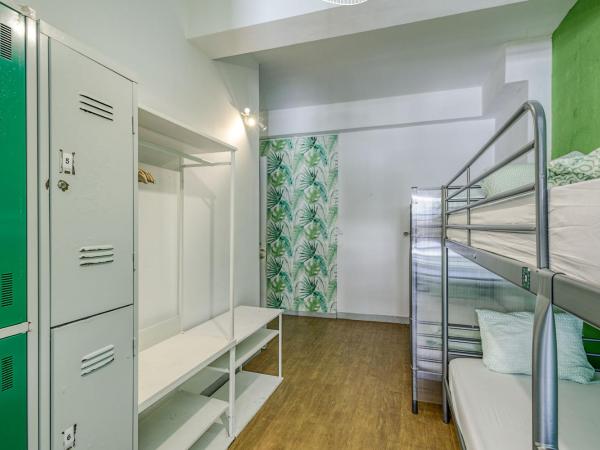 Travel & Live Porto Hostel : photo 2 de la chambre lit simple dans dortoir à 6 lits