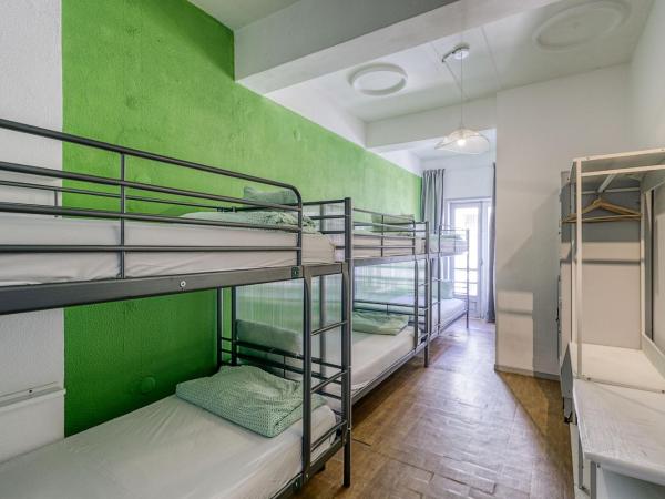 Travel & Live Porto Hostel : photo 1 de la chambre lit simple dans dortoir à 6 lits