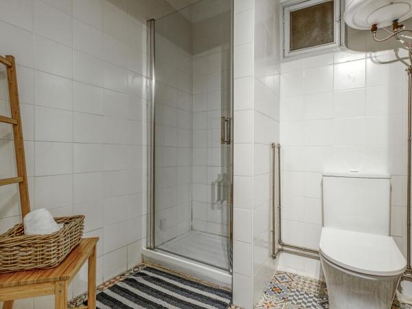 Travel & Live Porto Hostel : photo 9 de la chambre studio avec mezzanine