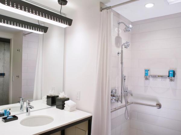 Aloft Chicago Mag Mile : photo 3 de la chambre queen room with two queen beds and adapted tub - mobility accessible