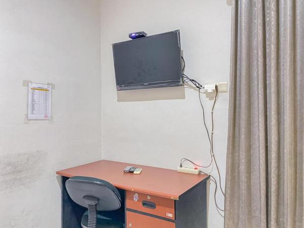 RedDoorz near Taman Flora Bratang Surabaya : photo 3 de la chambre chambre standard lit queen-size