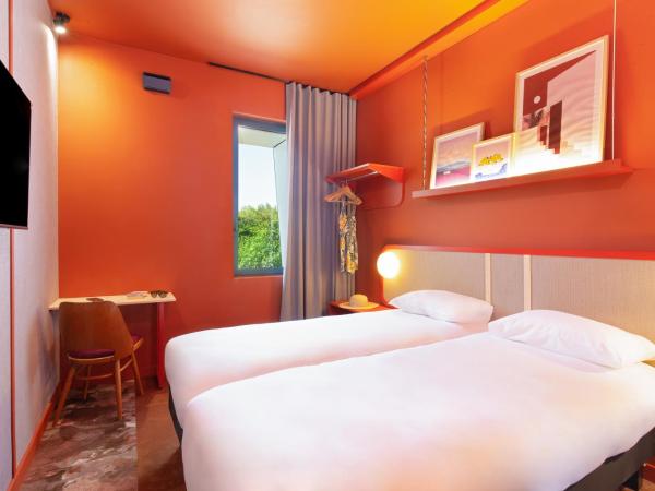 greet hotel Salon de Provence : photo 4 de la chambre chambre pop 2 lits simples