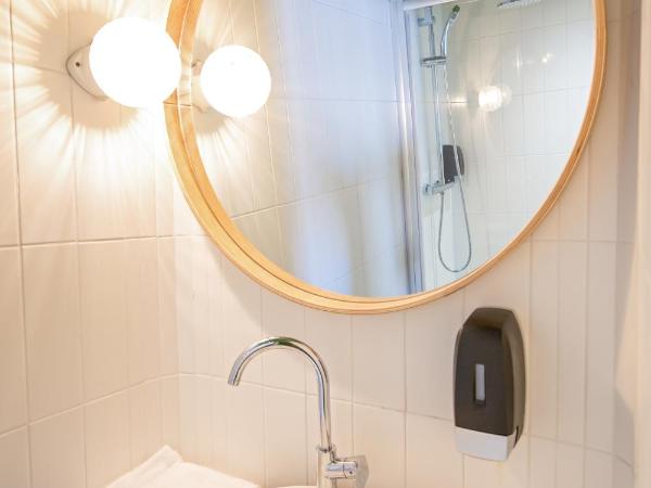 greet hotel Salon de Provence : photo 8 de la chambre chambre familiale pop - 4 personnes