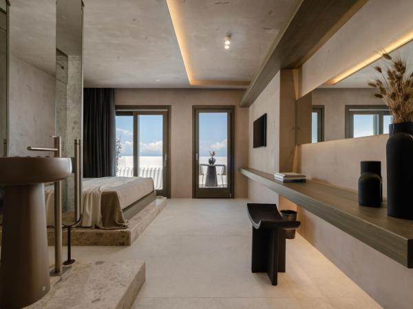 Naxos Rhyton : photo 9 de la chambre suite temple avec jacuzzi extérieur - vue sur mer