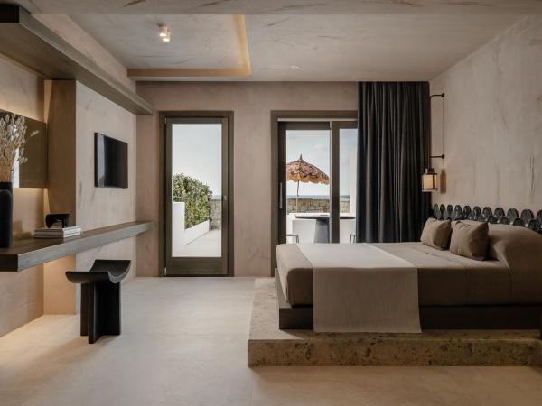 Naxos Rhyton : photo 2 de la chambre grande suite temple avec jacuzzi extérieur - vue sur mer