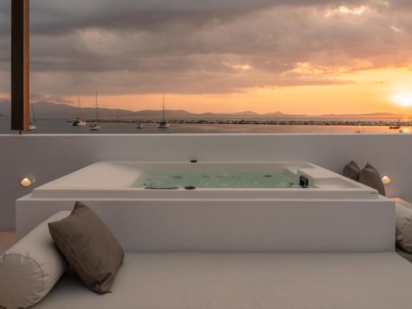 Naxos Rhyton : photo 4 de la chambre grande suite temple avec jacuzzi extérieur - vue sur mer