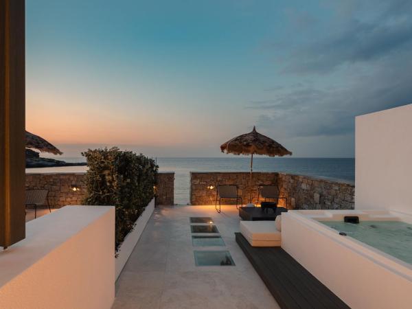Naxos Rhyton : photo 10 de la chambre suite 2 chambres adjacentes avec 2 jacuzzis extérieurs - vue sur mer