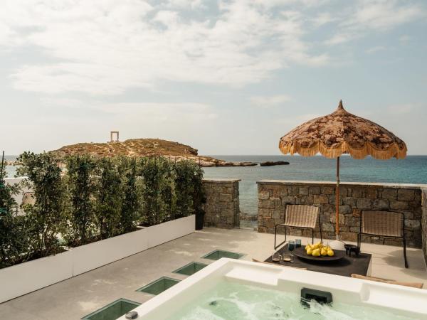 Naxos Rhyton : photo 1 de la chambre grande suite temple avec jacuzzi extérieur - vue sur mer