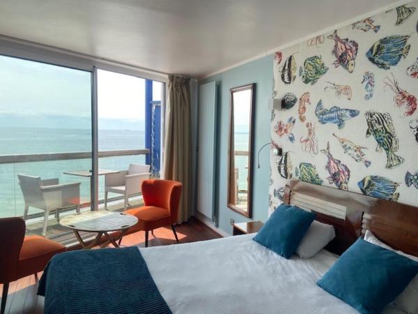 LOGIS HOTEL - La Petite Rade : photo 5 de la chambre chambre double confort avec balcon - vue sur mer