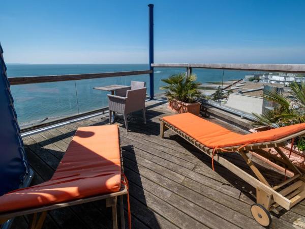 LOGIS HOTEL - La Petite Rade : photo 2 de la chambre chambre double supérieure avec terrasse - vue sur mer