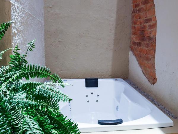 Real Santuario : photo 8 de la chambre suite lit queen-size avec baignoire spa