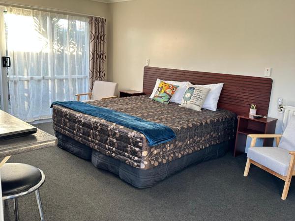 Red Rock Thermal Motel - Mineral Pool : photo 1 de la chambre studio avec terrasse