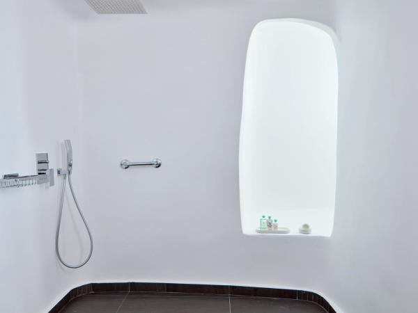 Katikies Santorini - The Leading Hotels Of The World : photo 4 de la chambre chambre double - vue sur caldera