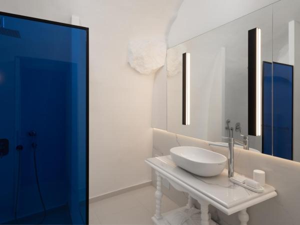 Katikies Santorini - The Leading Hotels Of The World : photo 4 de la chambre suite villa avec baignoire à jets extérieure - vue sur caldeira