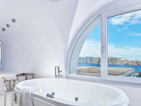 Katikies Santorini - The Leading Hotels Of The World : photo 5 de la chambre suite principale avec bassin profond privé - vue sur caldeira