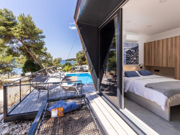 Porton Nature Hideouts : photo 3 de la chambre maison de vacances familiale 1 module avec piscine