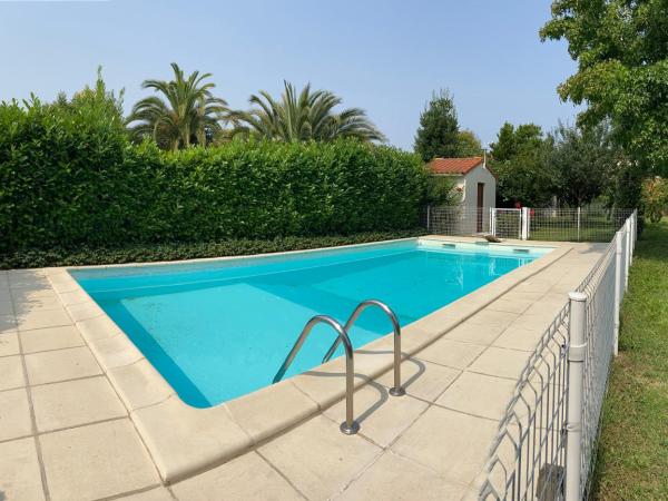 Sweet Home - 55m2 appt, garden, swimming pool, parking : photo 7 de la chambre chambre lit queen-size - vue sur jardin