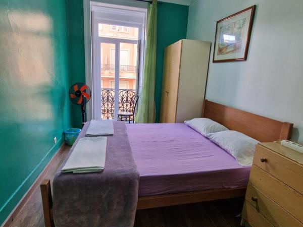 Alojamento Local Private Accommodation : photo 5 de la chambre chambre double avec salle de bains commune