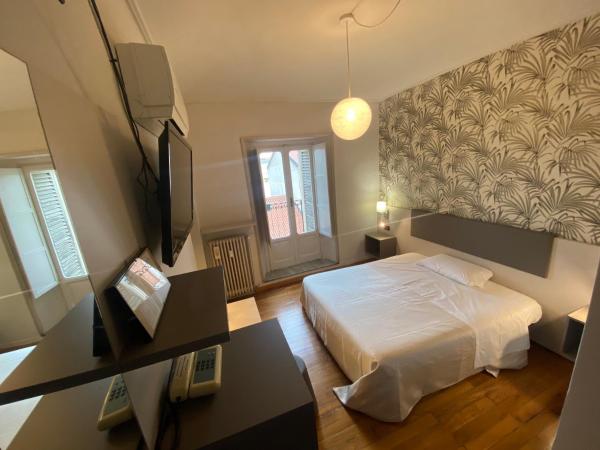 Artua'&Solferino : photo 9 de la chambre chambre double ou lits jumeaux avec balcon
