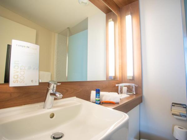 Campanile Carcassonne Est - La Cité : photo 2 de la chambre chambre avec 1 lit double et 3 lits simples